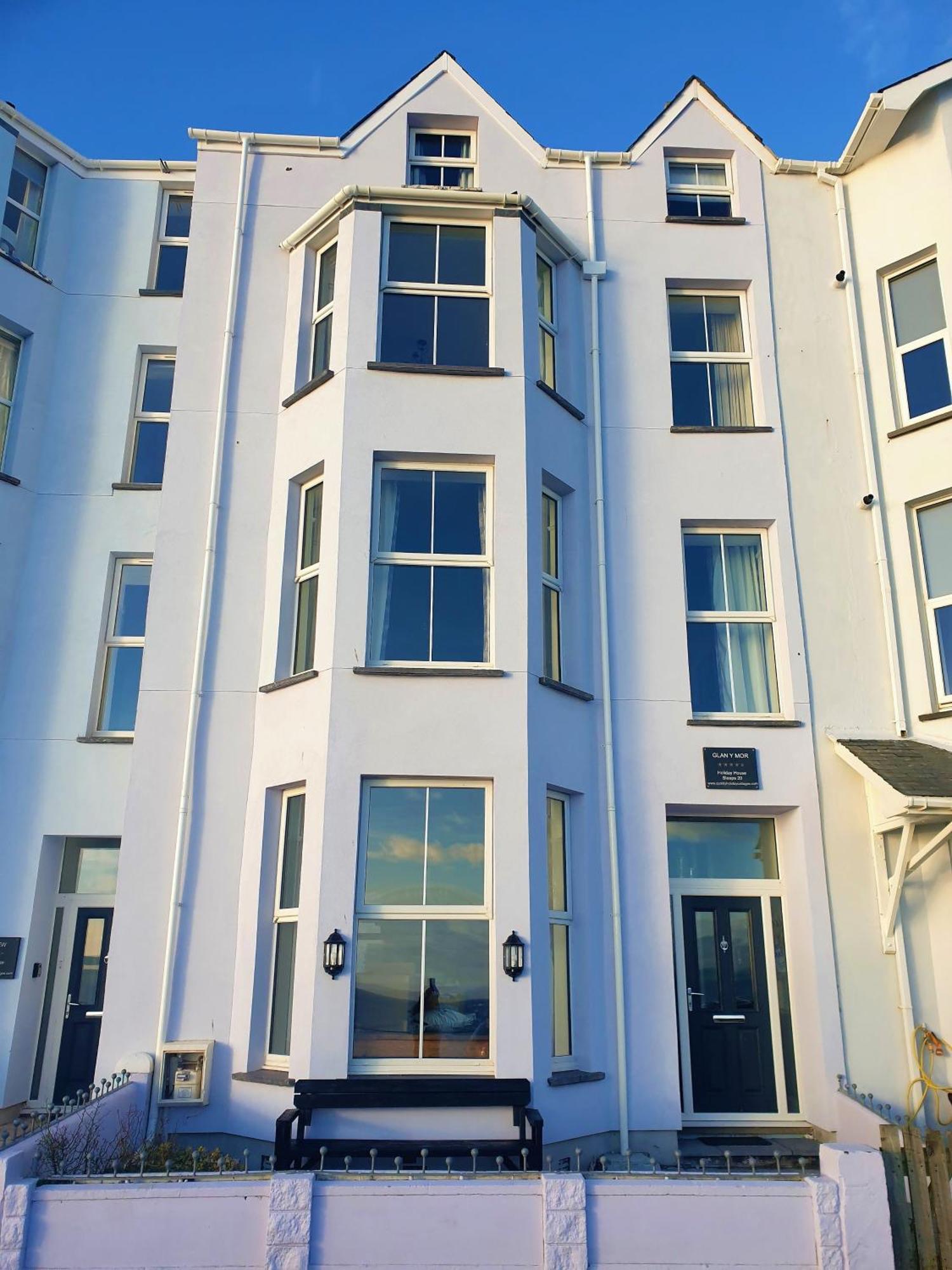Glan Y Mor, Sleeps 20, 8 Bedrooms, 8 Bathrooms, Seafront, Criccieth Exterior photo