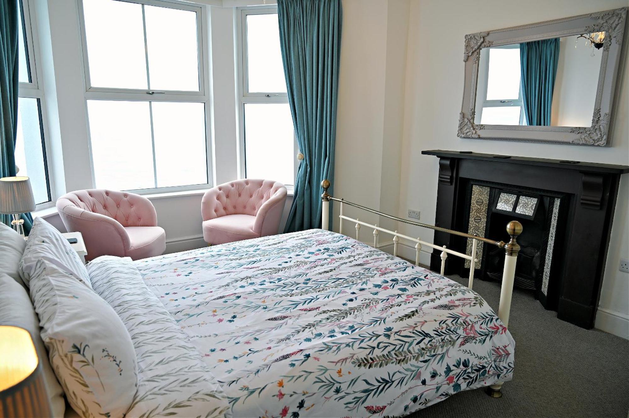 Glan Y Mor, Sleeps 20, 8 Bedrooms, 8 Bathrooms, Seafront, Criccieth Exterior photo